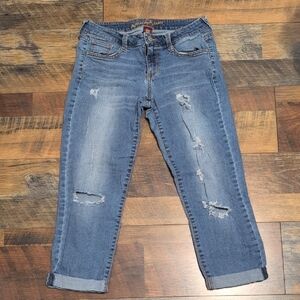 Arizona Jean Company Light Blue Distressed Capri